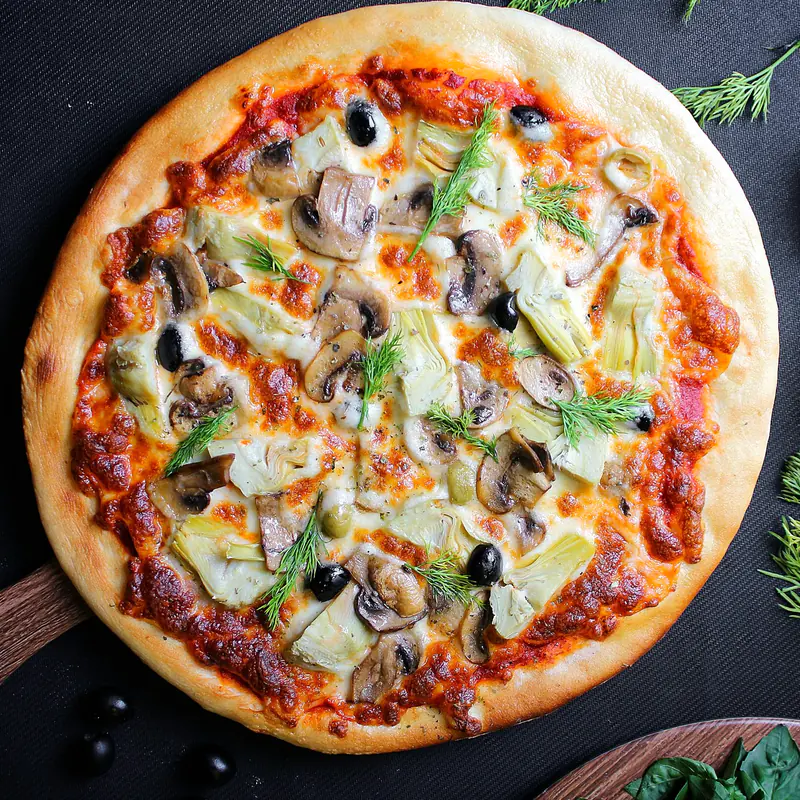 Pizza cu anghinare, ciuperci și măsline, văzută de sus