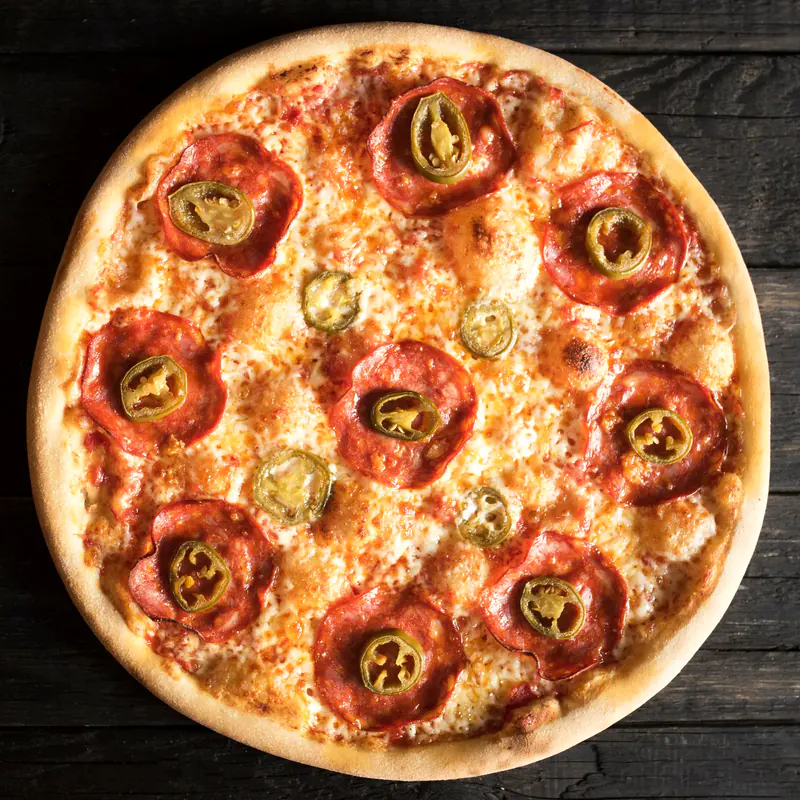 Pizza cu salam picant și felii de ardei iute