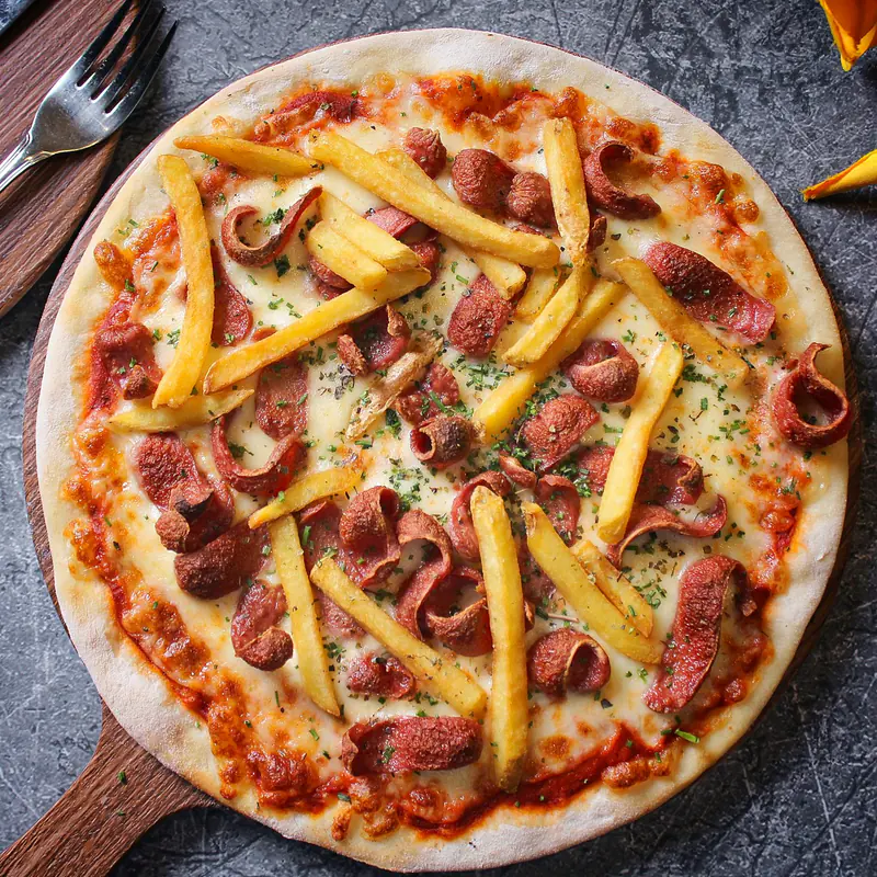 Pizza cu cârnăciori și cartofi prăjiți, văzută de sus