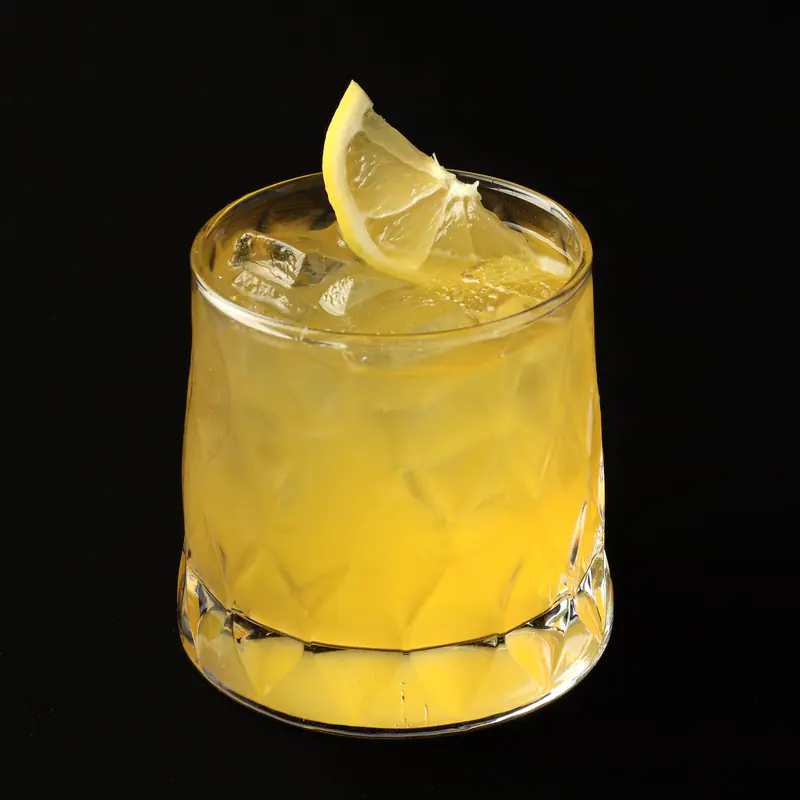 Un pahar cu limonadă și gheață, pe fundal negru