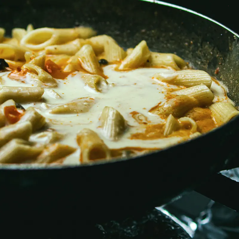 Penne într-un sos cremos de brânză, într-o tigaie