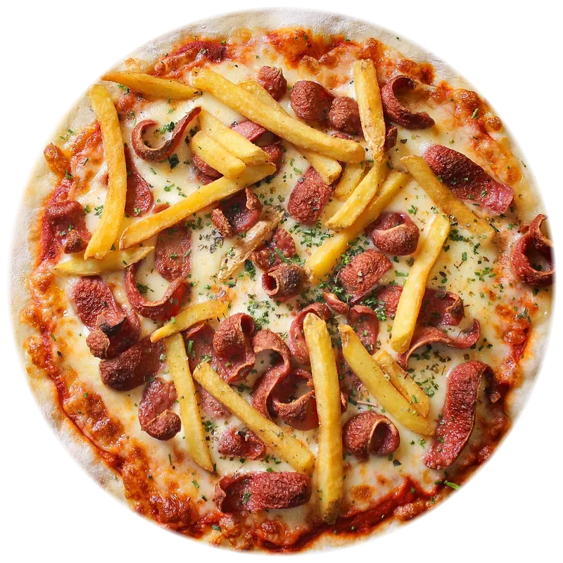 Pizza cu cârnăciori și cartofi prăjiți, văzută de sus